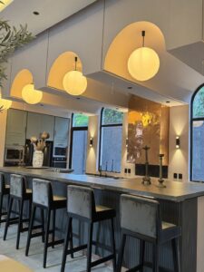 Cocina integral de diseño europeo en Tulum con acabados neutros e isla central