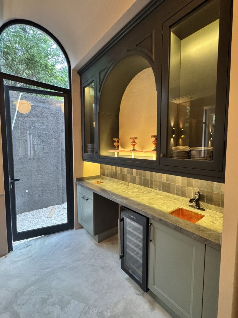 Cocina moderna para casa en Tulum con almacenamiento inteligente y encimera resistente